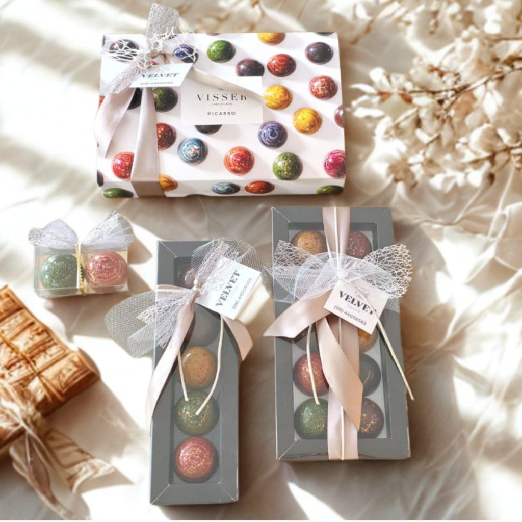 Geschenkdoosjes met Picasso bonbons van Visser chocolade. In diverse formaten beschikbaar. smaken: Picasso Vijgen anijs Picasso Liquor 43 Picasso Jack Daniel's Picasso Mable sirup rozemarijn Picasso Yoghurt Basilicum mango Picasso Flowers Picasso Thai Chilli Picasso Apple crumble Picasso Cranberry Yoghurt Picasso Espresso Baileys Chocoladelounge. Over Velvet cacao