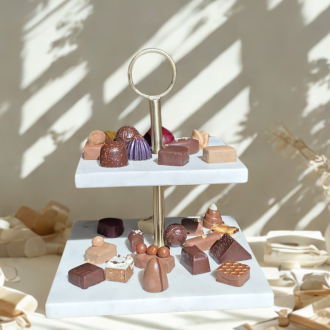 etagere van marmer, gevuld met 375 gram Original bonbons van Visser chocolade