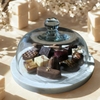 stolp van marmer met 200 gram gemengde Original bonbons van Visser chocolade